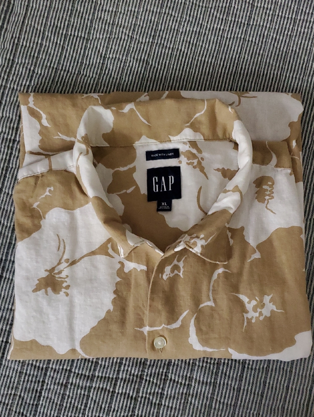 GAP Men’s White and Tan Linen Casual Button-Down Shirt